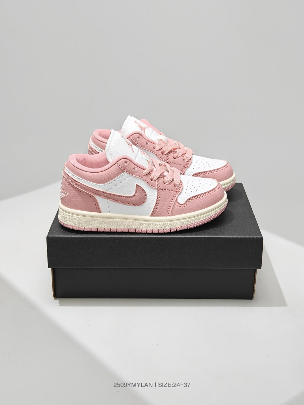 Version originale monobloc des baskets basses Jordan 1 avec boucles de lacets, chaussures de sport enfant, pointures 24 à 37.