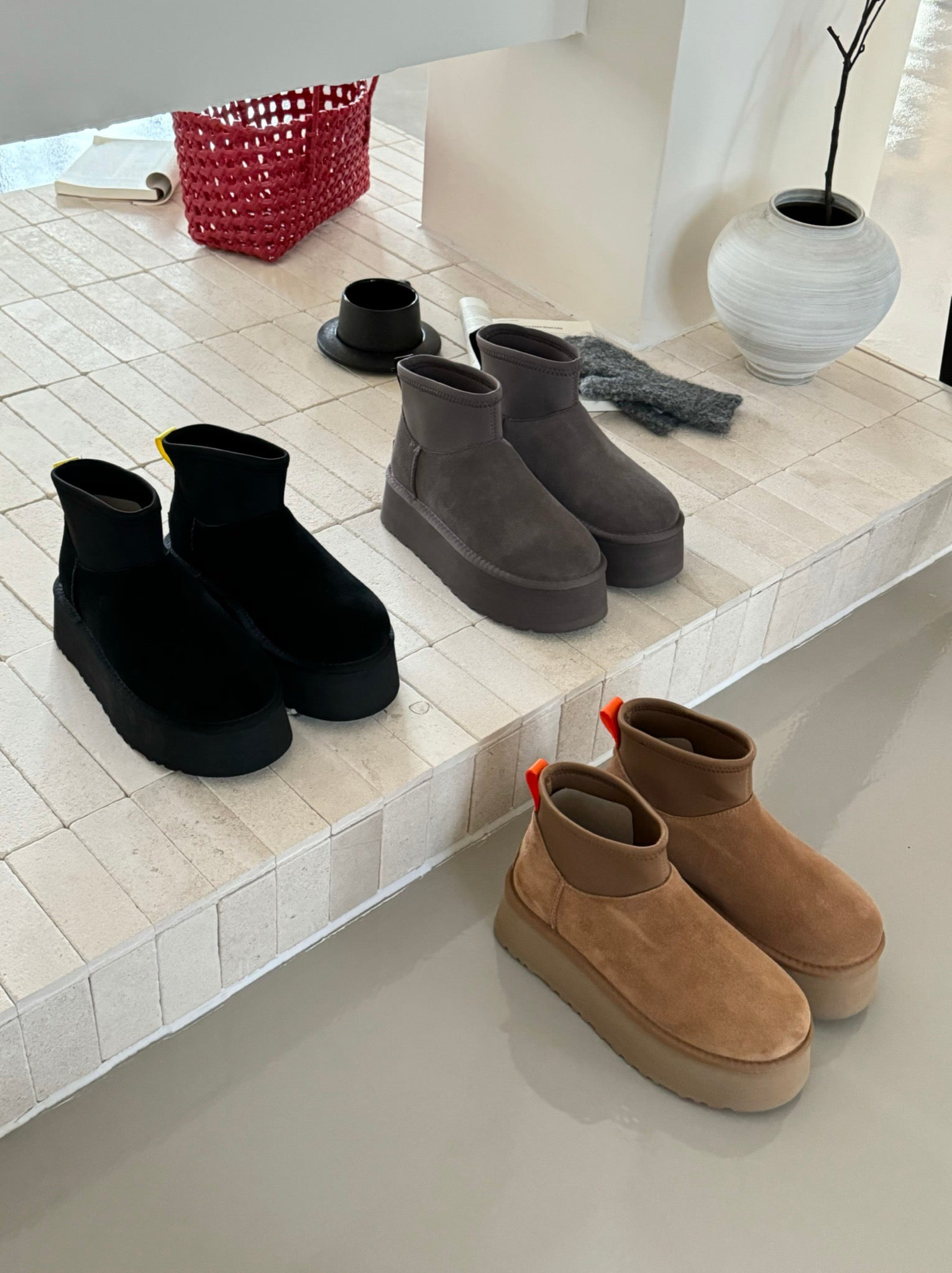 Bottes basses UGG New Dip, bottines à semelle épaisse et élastique, dotées d'une fermeture éclair latérale. Confortables et flatteuses