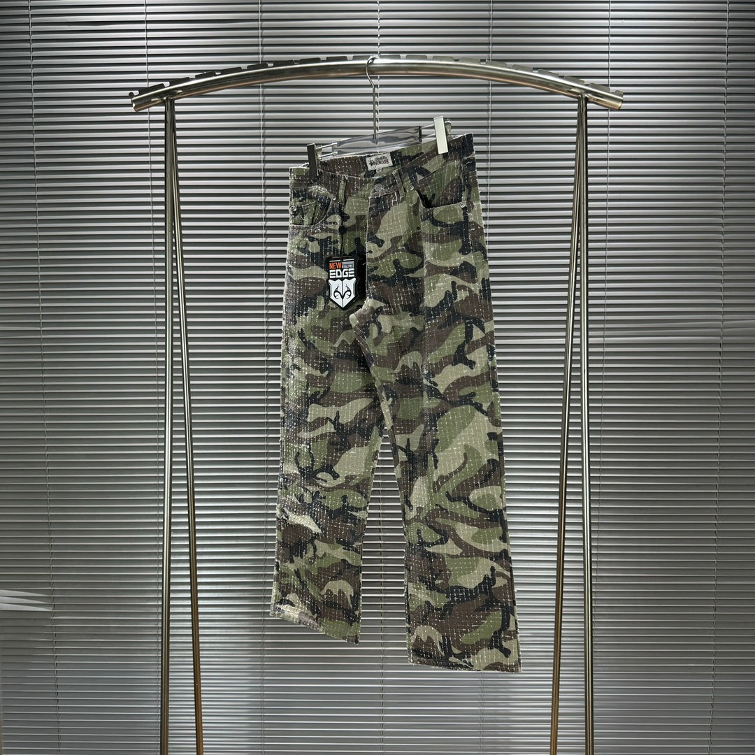 9 / 12
#Stu36 Stussy SS24 Dro Jean décontracté à jambes droites, brodé et clouté, unisexe, camouflage forêt. Les créations Stüssy