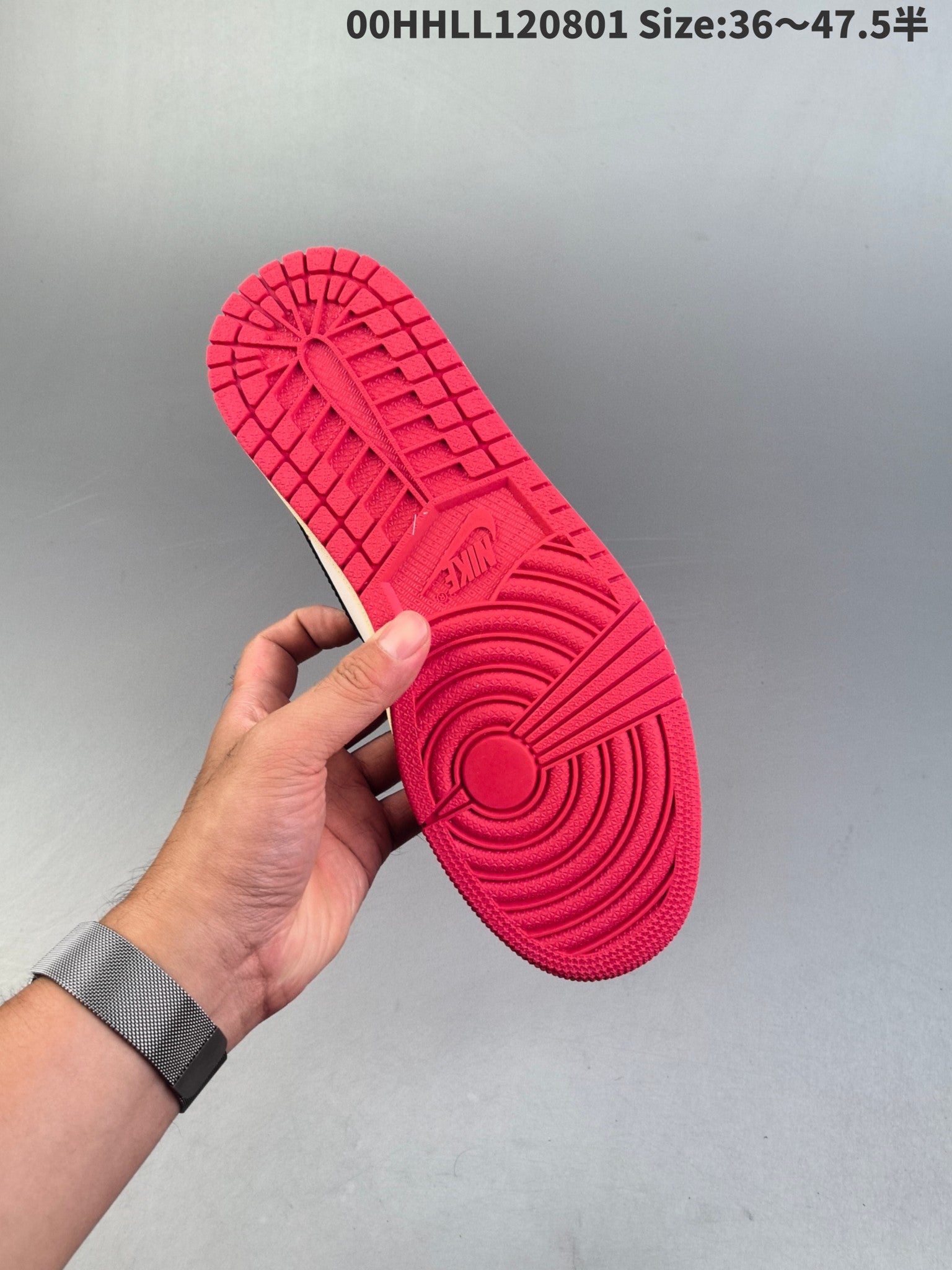 La Travis Scott x Air Jordan 1 Low, une collaboration basse rouge, blanche et noire avec un Swoosh inversé, conserve le design original.