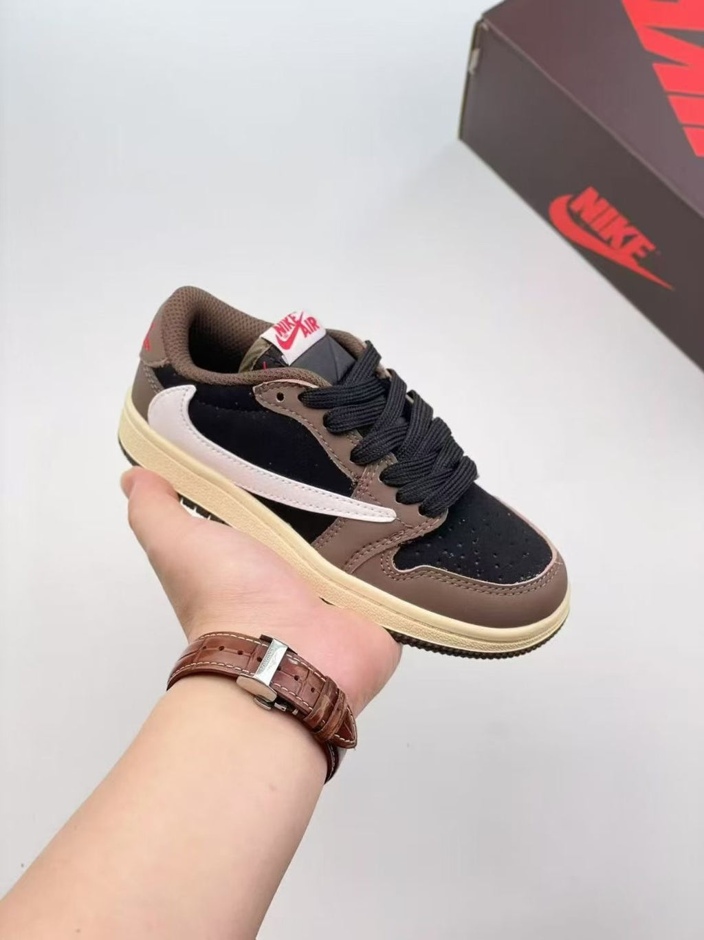 Les chaussures de basketball basses AJ 1 Reverse Swoosh pour enfants sont à la fois élégantes et confortables. Leur semelle résistante