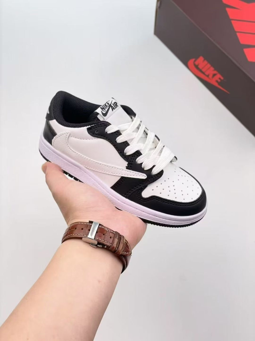 Les chaussures de basketball basses AJ 1 Reverse Swoosh pour enfants sont à la fois élégantes et confortables. Leur semelle résistante