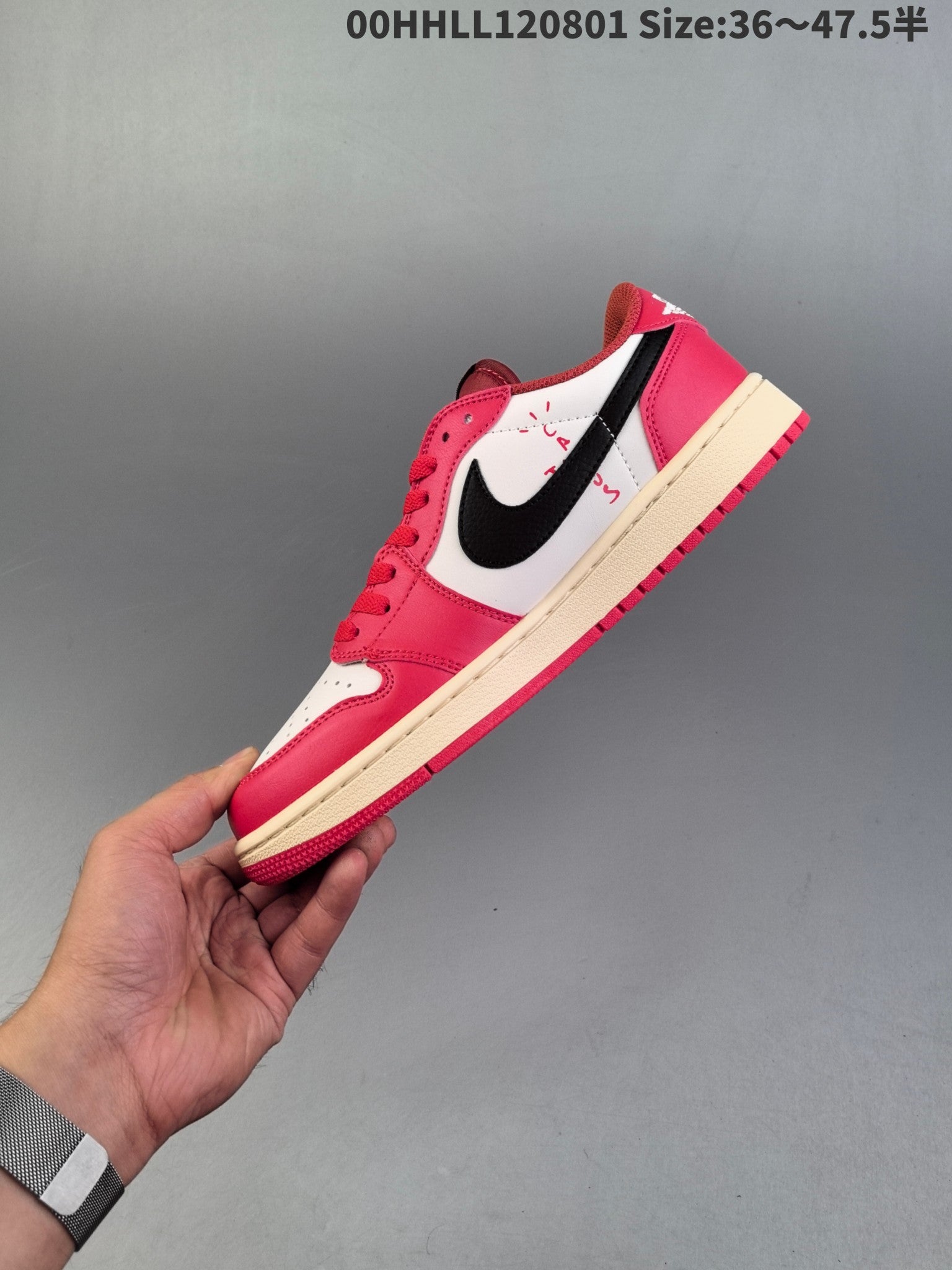 La Travis Scott x Air Jordan 1 Low, une collaboration basse rouge, blanche et noire avec un Swoosh inversé, conserve le design original.