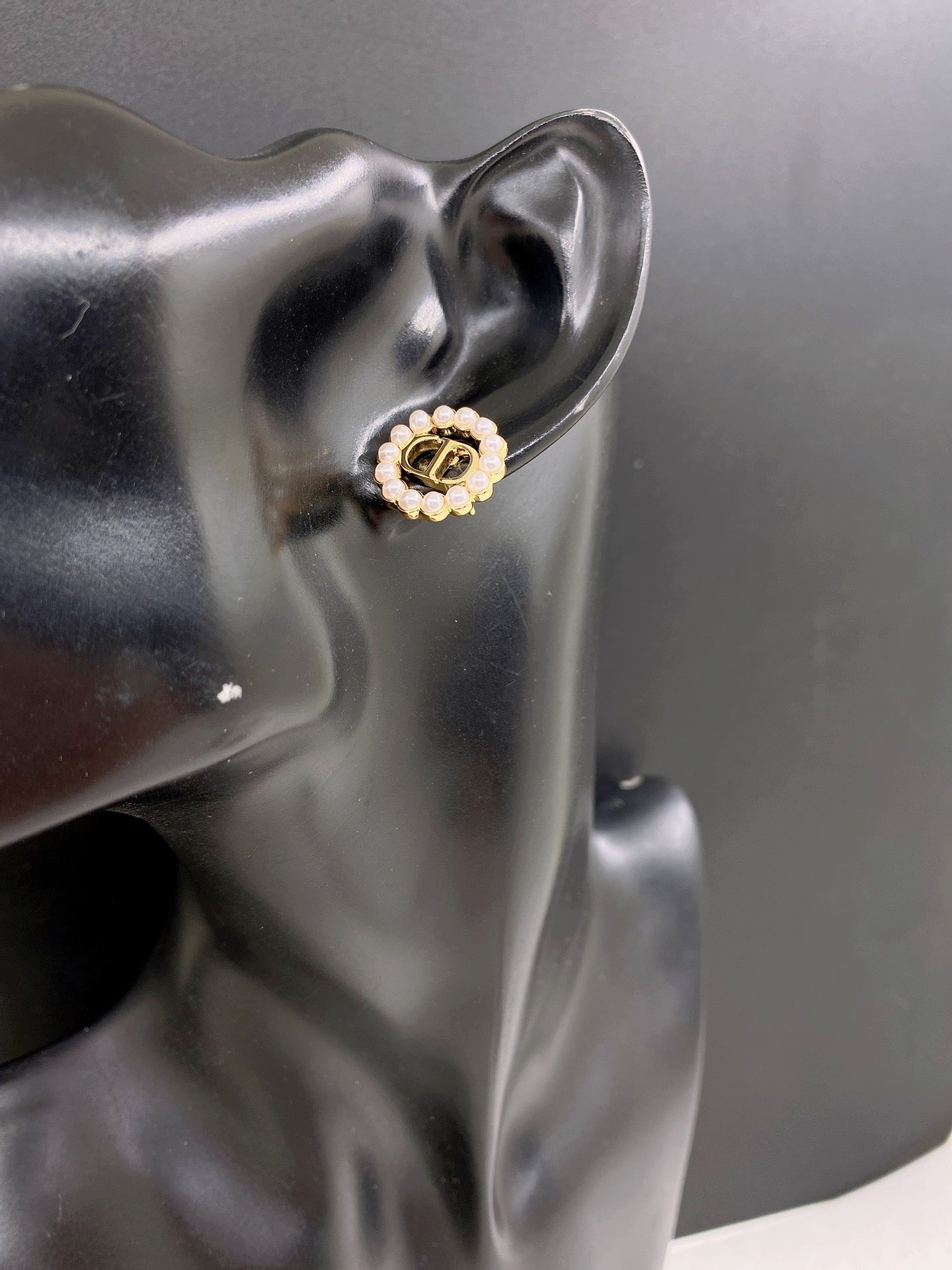 Les toutes dernières boucles d'oreilles rondes creuses 🆕🆕 de D*or sont fabriquées dans le même matériau en laiton véritable que l'origine