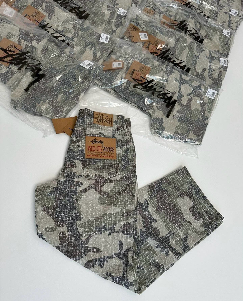 Jean Stüssy SS24 Dro - Coupe droite délavée, orné de broderies cloutées, unisexe, motif camouflage forêt.