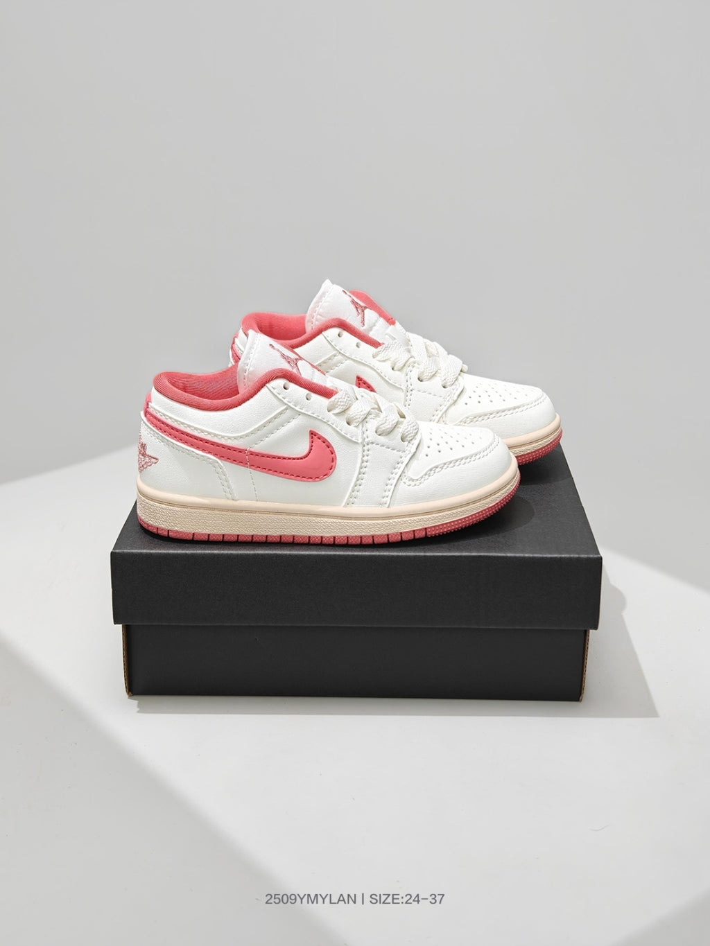 Version originale monobloc des baskets basses Jordan 1 avec boucles de lacets, chaussures de sport enfant, pointures 24 à 37.