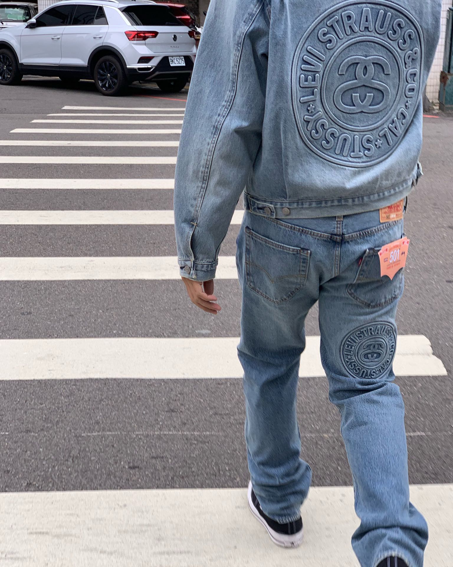 Référence : D22 - Version haut de gamme ! Jean Stussy x Levi's SS23 Levi's 150e anniversaire en relief : Ce jean bleu classique unisexe