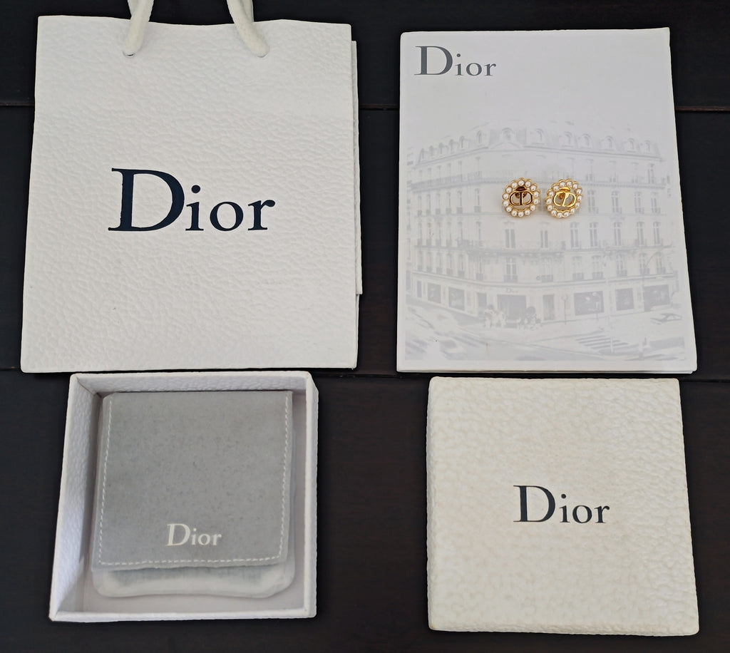 Les toutes dernières boucles d'oreilles rondes creuses 🆕🆕 de D*or sont fabriquées dans le même matériau en laiton véritable que l'origine