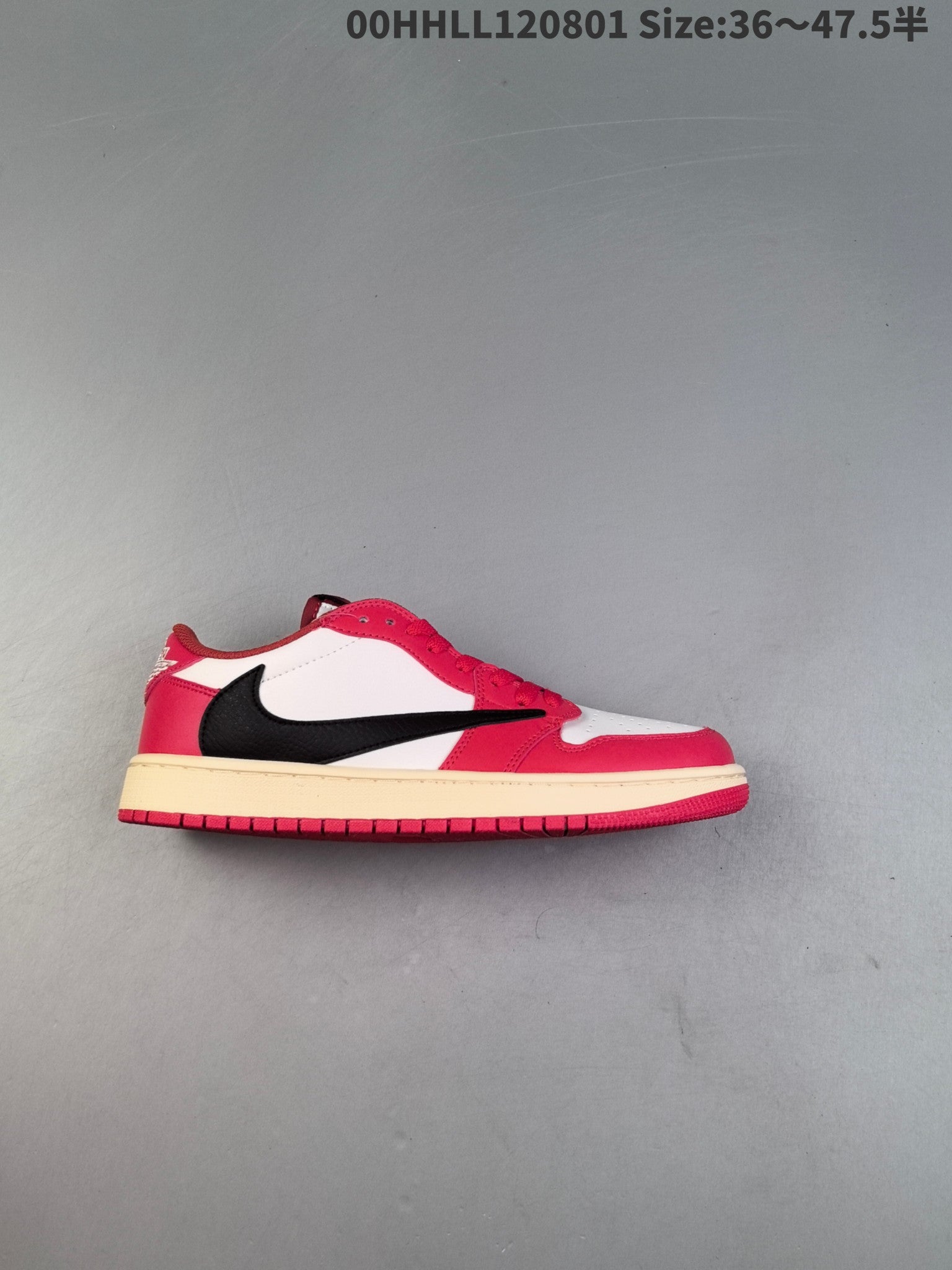 La Travis Scott x Air Jordan 1 Low, une collaboration basse rouge, blanche et noire avec un Swoosh inversé, conserve le design original.