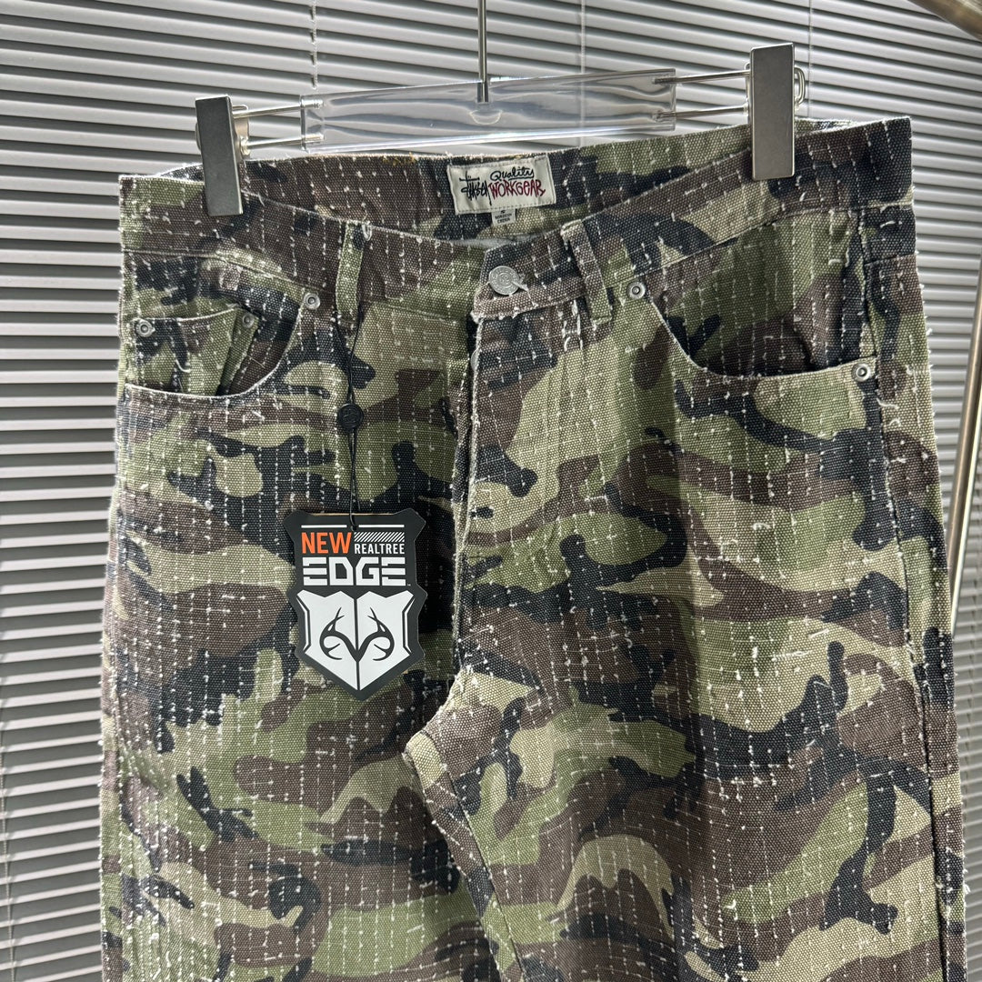 9 / 12
#Stu36 Stussy SS24 Dro Jean décontracté à jambes droites, brodé et clouté, unisexe, camouflage forêt. Les créations Stüssy