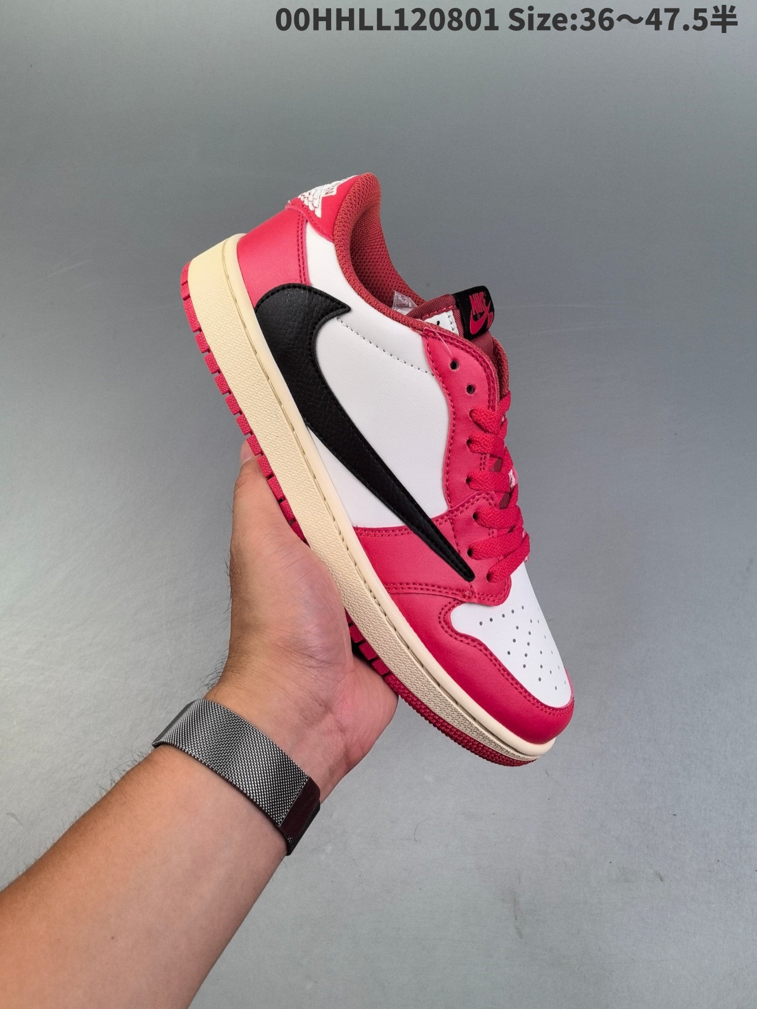 La Travis Scott x Air Jordan 1 Low, une collaboration basse rouge, blanche et noire avec un Swoosh inversé, conserve le design original.