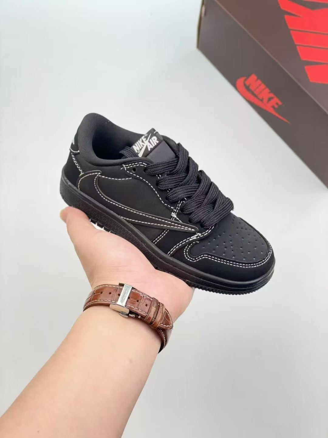 Les chaussures de basketball basses AJ 1 Reverse Swoosh pour enfants sont à la fois élégantes et confortables. Leur semelle résistante