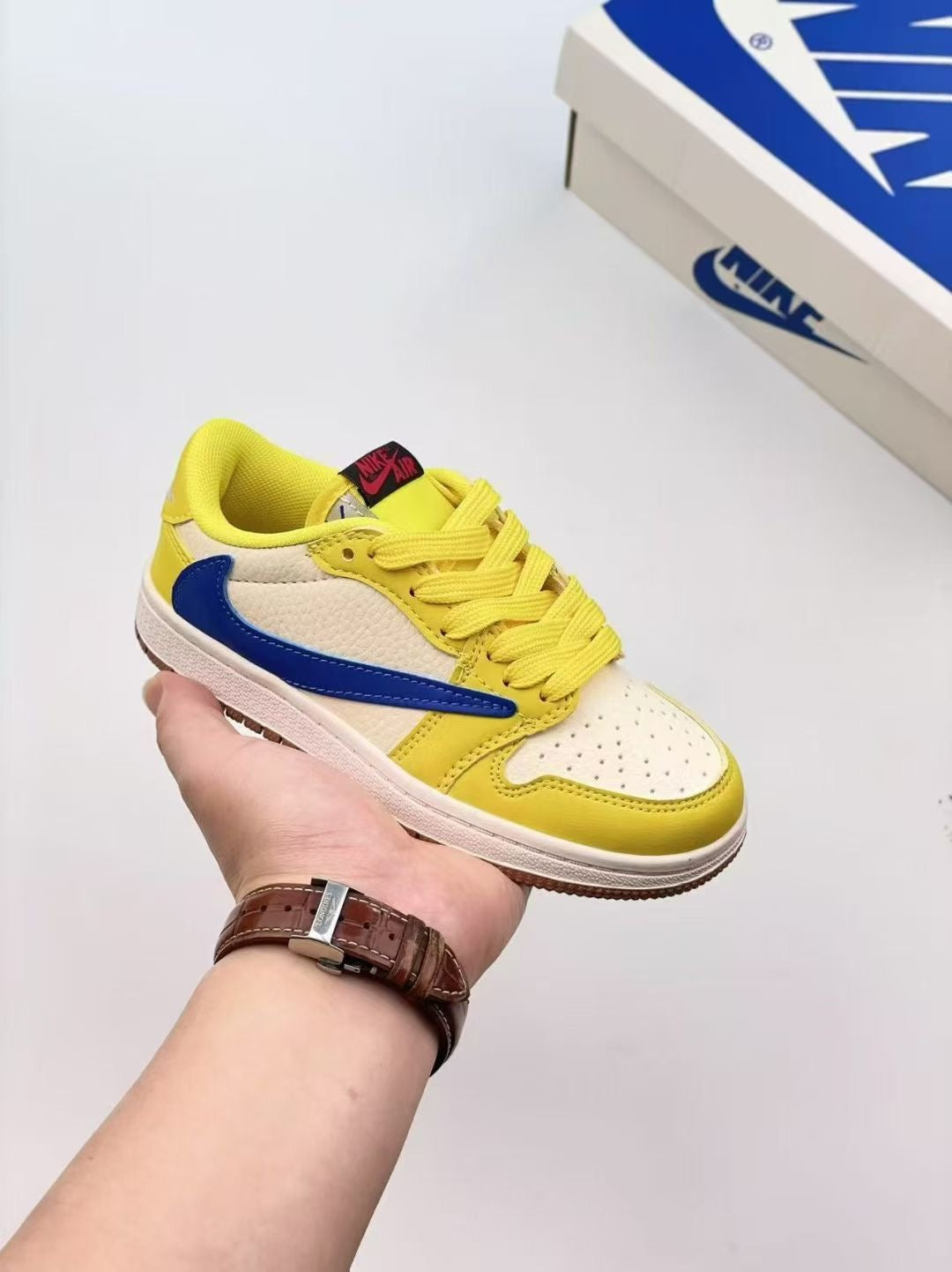 Les chaussures de basketball basses AJ 1 Reverse Swoosh pour enfants sont à la fois élégantes et confortables. Leur semelle résistante
