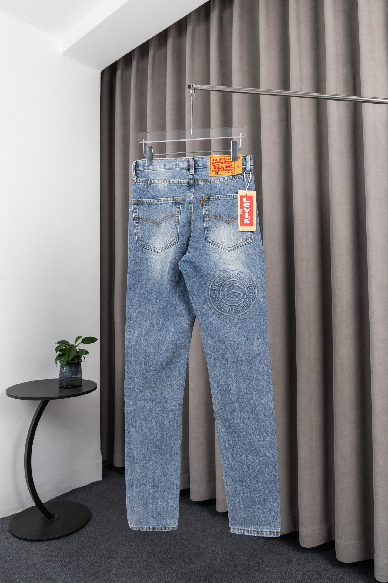 Référence : D22 - Version haut de gamme ! Jean Stussy x Levi's SS23 Levi's 150e anniversaire en relief : Ce jean bleu classique unisexe
