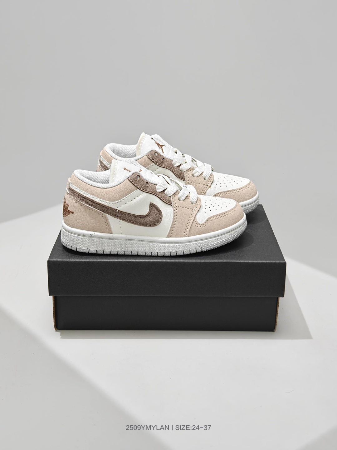 Version originale monobloc des baskets basses Jordan 1 avec boucles de lacets, chaussures de sport enfant, pointures 24 à 37.