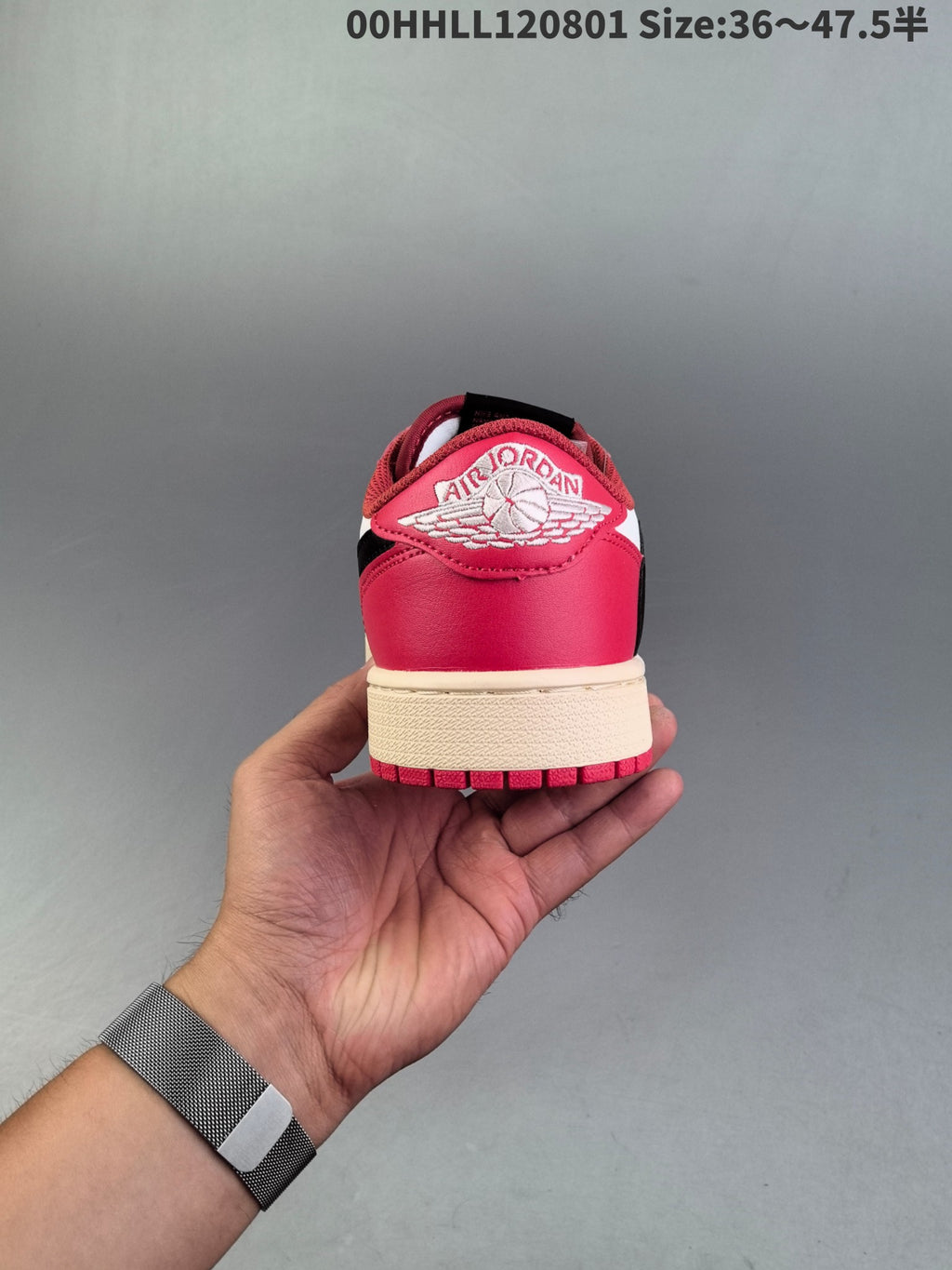 La Travis Scott x Air Jordan 1 Low, une collaboration basse rouge, blanche et noire avec un Swoosh inversé, conserve le design original.