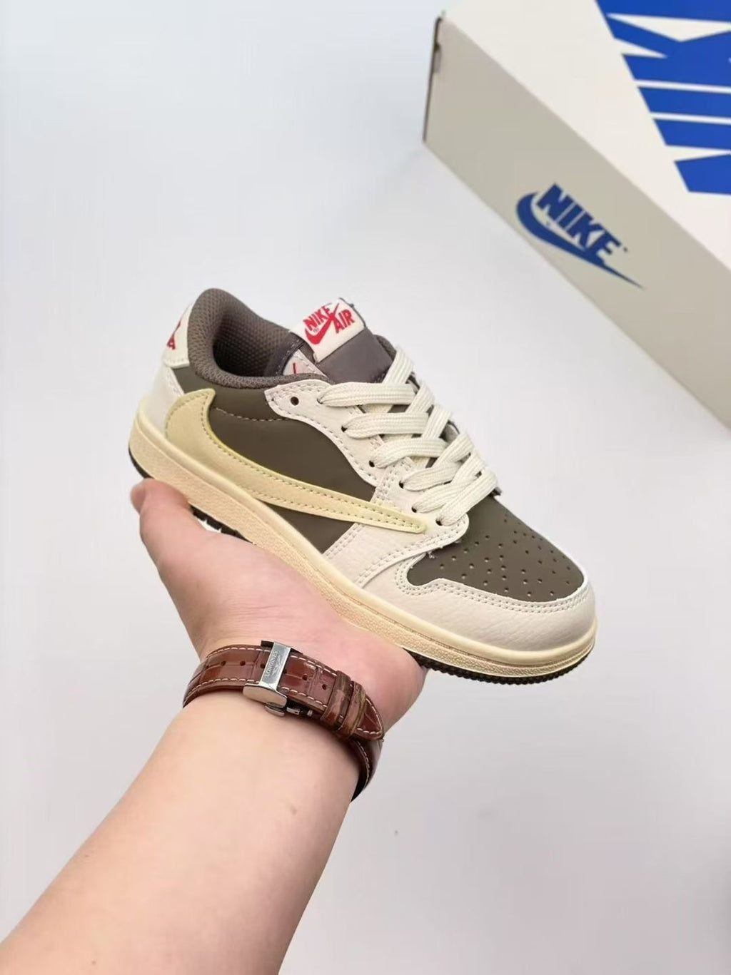 Les chaussures de basketball basses AJ 1 Reverse Swoosh pour enfants sont à la fois élégantes et confortables. Leur semelle résistante