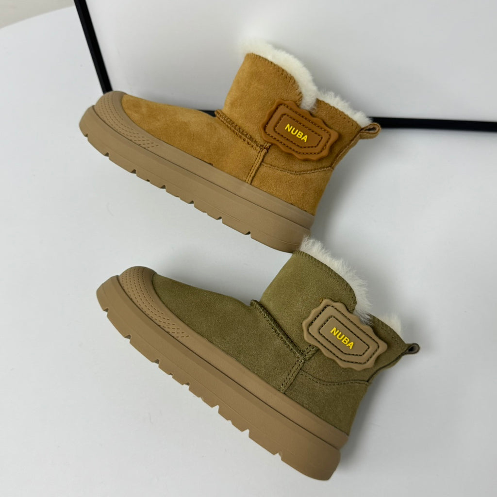 Bottes de neige enfant neuves en laine avec fermeture Velcro, prix dropshipping. Matière : cuir de vachette et laine. Coloris : marron châtaigne