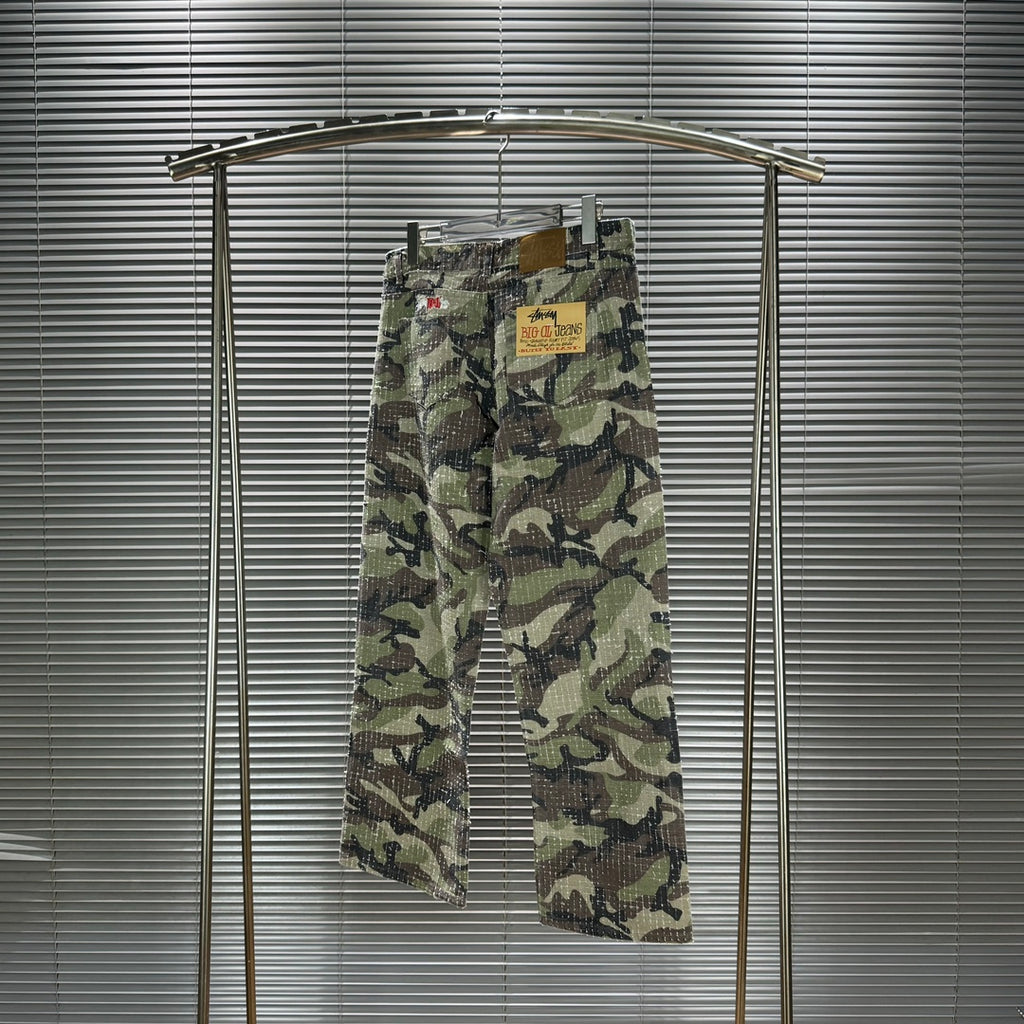 9 / 12
#Stu36 Stussy SS24 Dro Jean décontracté à jambes droites, brodé et clouté, unisexe, camouflage forêt. Les créations Stüssy