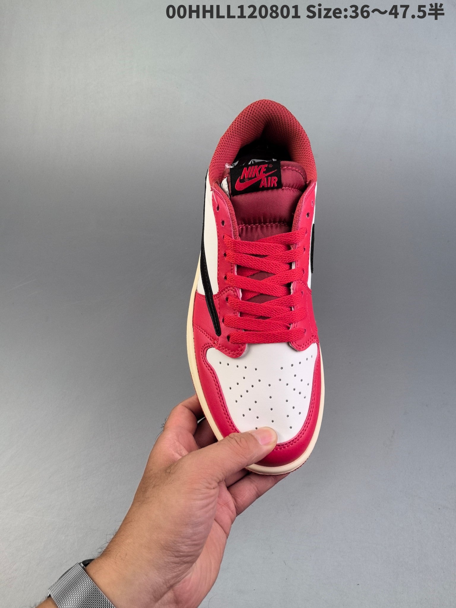 La Travis Scott x Air Jordan 1 Low, une collaboration basse rouge, blanche et noire avec un Swoosh inversé, conserve le design original.