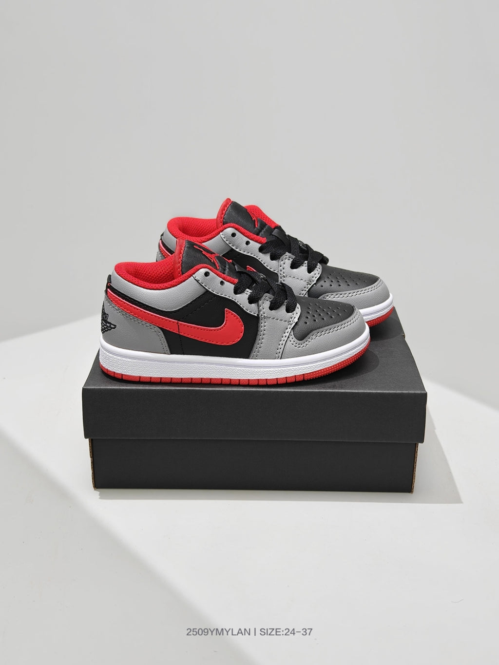 Version originale monobloc des baskets basses Jordan 1 avec boucles de lacets, chaussures de sport enfant, pointures 24 à 37.