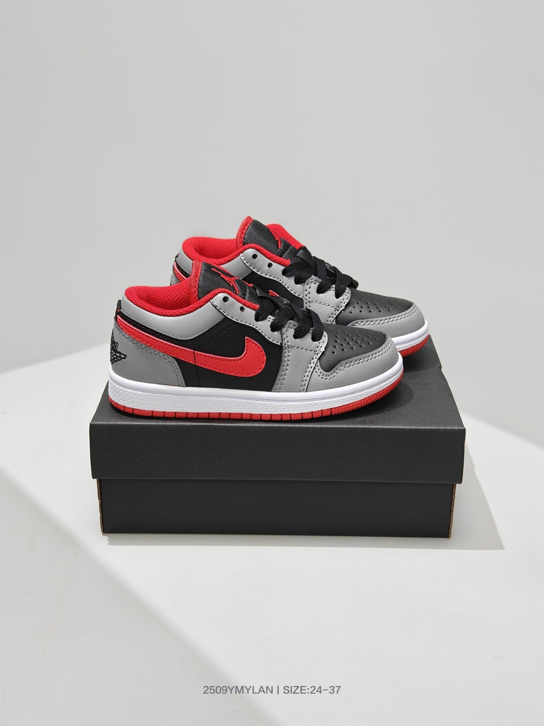Version originale monobloc des baskets basses Jordan 1 avec boucles de lacets, chaussures de sport enfant, pointures 24 à 37.