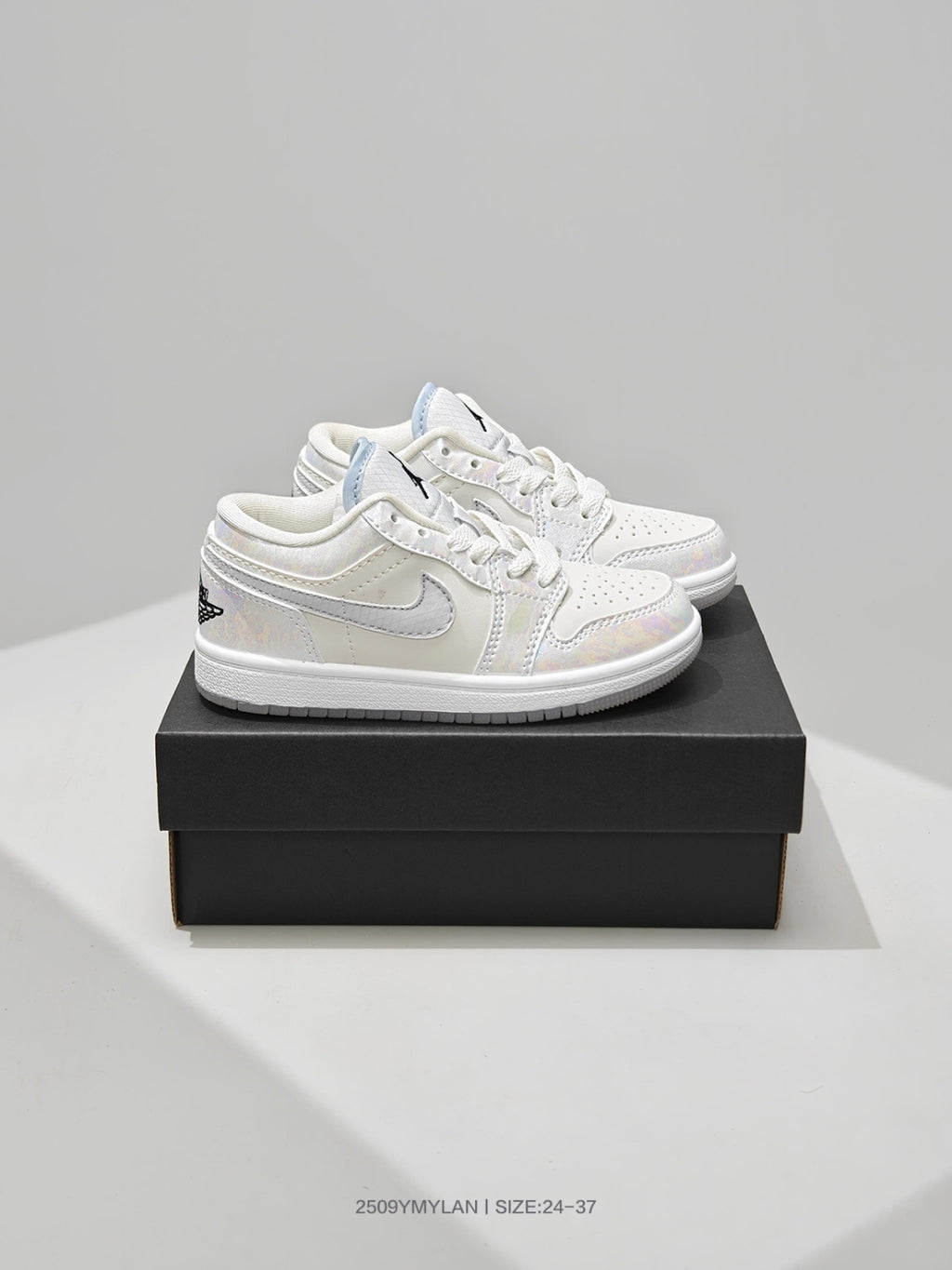 Version originale monobloc des baskets basses Jordan 1 avec boucles de lacets, chaussures de sport enfant, pointures 24 à 37.