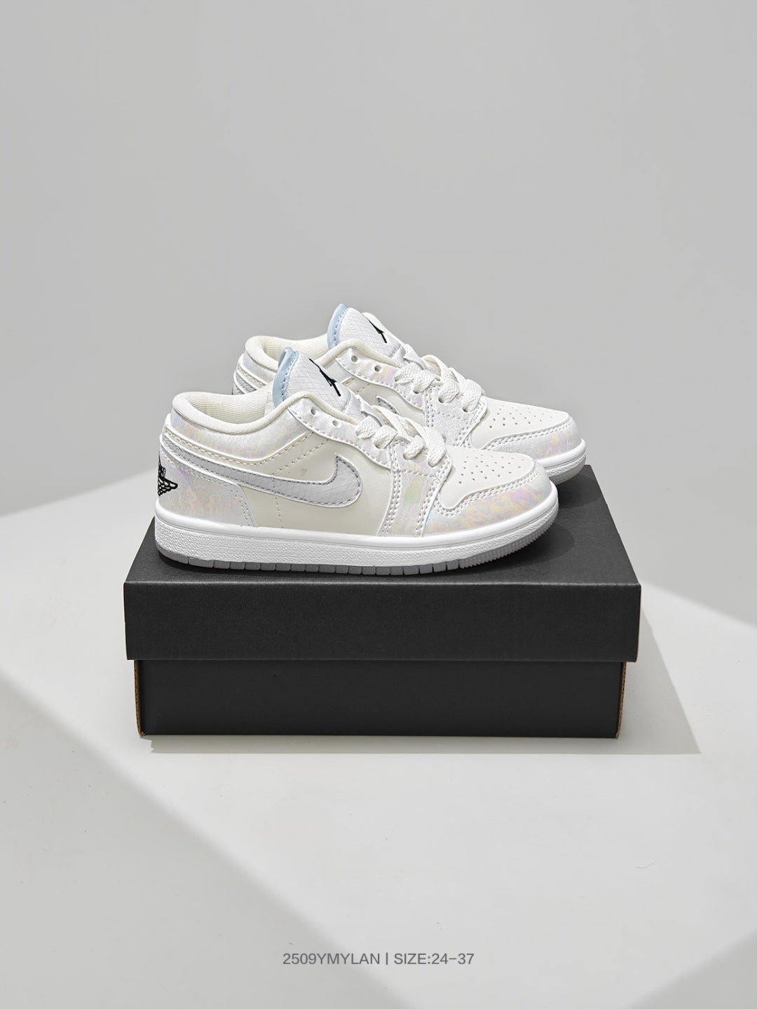 Version originale monobloc des baskets basses Jordan 1 avec boucles de lacets, chaussures de sport enfant, pointures 24 à 37.
