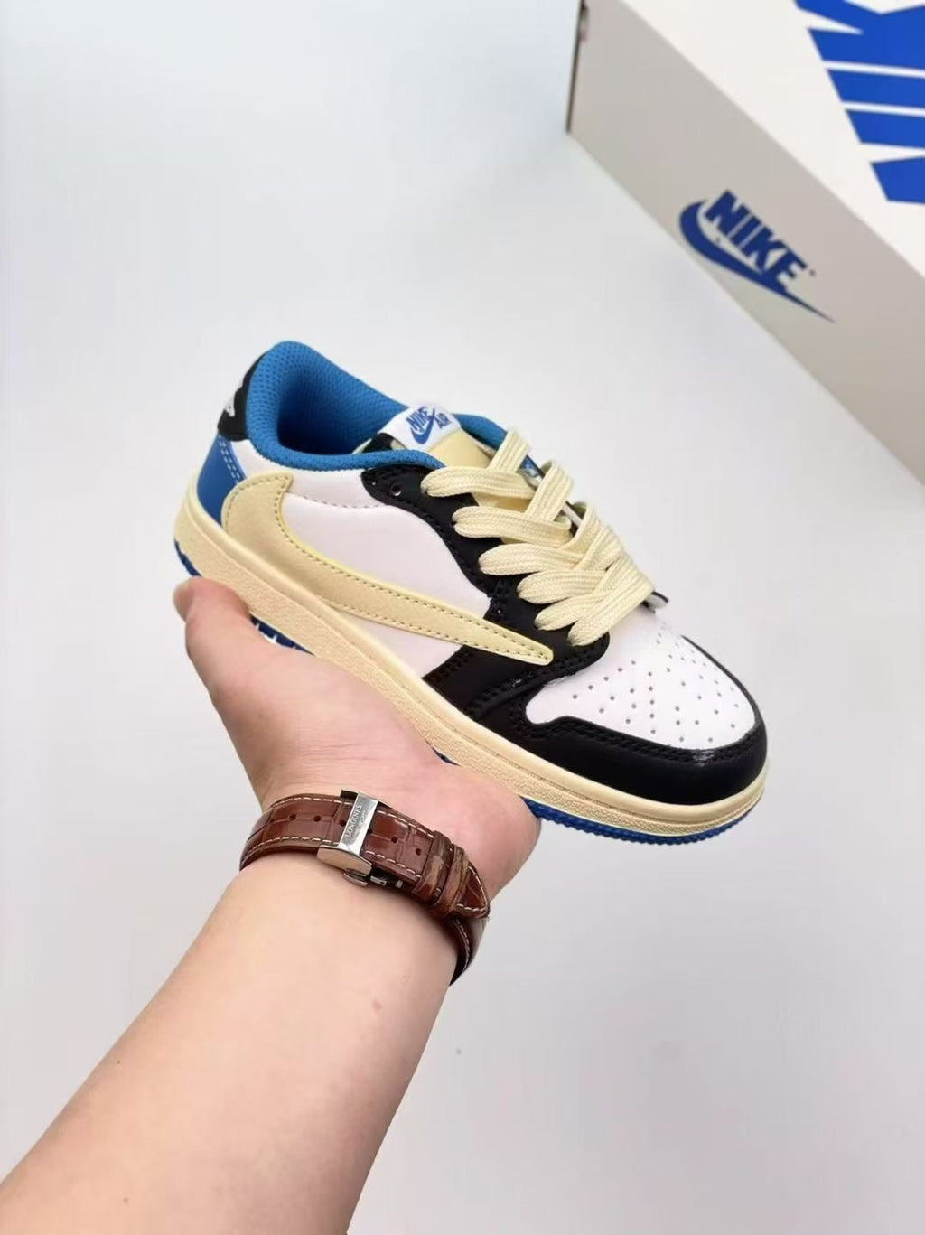 Les chaussures de basketball basses AJ 1 Reverse Swoosh pour enfants sont à la fois élégantes et confortables. Leur semelle résistante