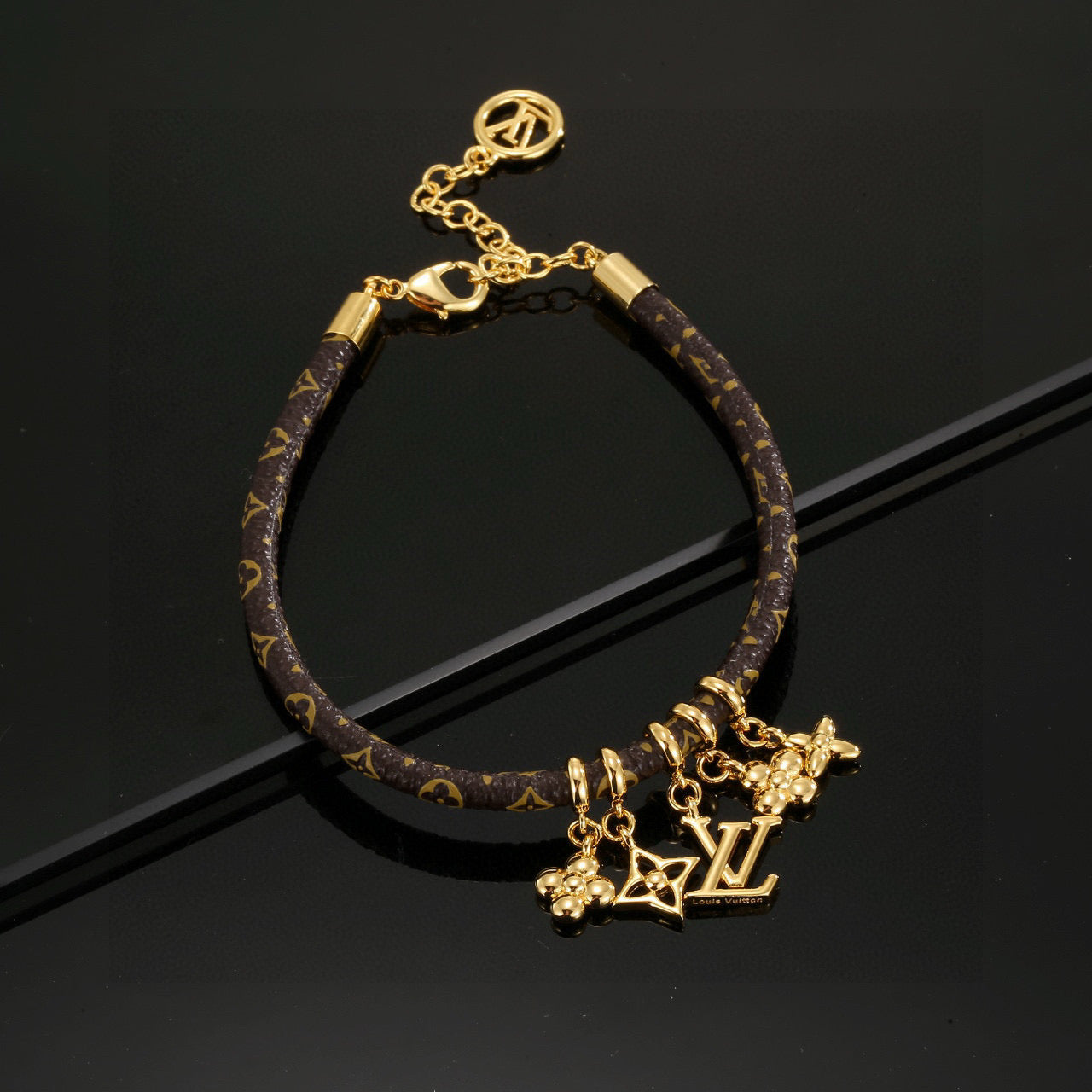 Le nouveau bracelet LV Push de Louis Vuitton puise son inspiration dans son héritage. Le cordon en toile et le fermoir en métal